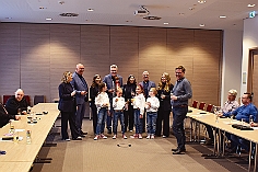 PrinzenWahl 2024-04-19 09  Wir sind die Kinderprinzencrew 2024/2025 - Am Freitag 19. April 2024 wählte die Präsidentenversammlung die neuen Tollitäten für die kommende Session. Phil Henneske wurde zur Kindertollität Prinz Phil II. mit Prinzessin Mia I. (Loosen), gewählt. Ihnen zur Seite stehen Hofmarschall Yannick (Schaarenberg) und Pagin Lea (Schütz). Holger Andrees wurde zur designierten Tollität Prinz Holger II. gewählt. Eine Veranstaltung im Intercity Hotel Duisburg. : DVPJ, Holger II, Kinderprinz Phil II., Prinzessin, Mia I., Prinzessin Mia I., HDK, Duisburg, Karneval, Helau, Tollität, Event, Session 2024, Session 2025, Hauptausschuss, Gemeinschaft, Hauptausschuss Karneval Duisburg, Duisburg ist echt