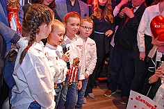 PrinzenWahl 2024-04-19 13  Wir sind die Kinderprinzencrew 2024/2025 - Am Freitag 19. April 2024 wählte die Präsidentenversammlung die neuen Tollitäten für die kommende Session. Phil Henneske wurde zur Kindertollität Prinz Phil II. mit Prinzessin Mia I. (Loosen), gewählt. Ihnen zur Seite stehen Hofmarschall Yannick (Schaarenberg) und Pagin Lea (Schütz). Holger Andrees wurde zur designierten Tollität Prinz Holger II. gewählt. Eine Veranstaltung im Intercity Hotel Duisburg. : DVPJ, Holger II, Kinderprinz Phil II., Prinzessin, Mia I., Prinzessin Mia I., HDK, Duisburg, Karneval, Helau, Tollität, Event, Session 2024, Session 2025, Hauptausschuss, Gemeinschaft, Hauptausschuss Karneval Duisburg, Duisburg ist echt