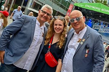 SommerBiwakHDK 2024-07-21 08  Sommerbiwak vom HDK - Pünktlich um 11.11 Uhr startete das 7. Sommerbiwak vom Hauptausschuss auf der Hauptbühne beim Duisburger Stadtfest zwischen City Palais und Forum. Die Akteure   im unterhaltsamen Programm, die Stark Reduzierte Einzelstücke, ⁠Lonnie & Friends von den Jungpiraten, wir, die designierte Kinderprinzencrew 2024/25, ⁠Annika (Solo-Mariechen der KG Marxloher Jecken), die Kölner Band „⁠Miljö“ , der designierter Stadtprinz 2024/25 Holger II. mit Crew und ⁠Philipp Godart. Für musikalische Untermalung sorgte das DJ Duo Schwarzwaldzimmer. : DVPJ, Holger II, Kinderprinz Phil II., Prinzessin, Mia I., Prinzessin Mia I., HDK, Duisburg, Karneval, Helau, Tollität, Event, Session 2024, Session 2025, Hauptausschuss, Gemeinschaft, Hauptausschuss Karneval Duisburg, Duisburg ist echt