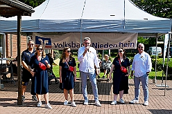 01 Sommerf Baerl 2024-08-31 02  31. August - Sommer, Sonnenschein, Sommerfest - Auf der linken Rheinseite starten wir auf dem Sommerfest der 1.KG Baerl. Zum nächsten Fest gehr zurück über den Rhein in den Süden Duisburgs, zur KG Sonniger Süden. Wir nehmen am Luftballonwettbewerb teil. Die KG Alle Mann an Bord feiert auch, dort lassen wir den Tag gemeinsam mit der „großen“ Crew ausklingen. : DVPJ, Holger II, Kinderprinz Phil II., Prinzessin, Mia I., Prinzessin Mia I., HDK, Duisburg, Karneval, Helau, Tollität, Event, Session 2024, Session 2025, Hauptausschuss, Gemeinschaft, Hauptausschuss Karneval Duisburg, Duisburg ist echt
