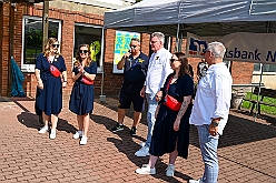 01 Sommerf Baerl 2024-08-31 03  31. August - Sommer, Sonnenschein, Sommerfest - Auf der linken Rheinseite starten wir auf dem Sommerfest der 1.KG Baerl. Zum nächsten Fest gehr zurück über den Rhein in den Süden Duisburgs, zur KG Sonniger Süden. Wir nehmen am Luftballonwettbewerb teil. Die KG Alle Mann an Bord feiert auch, dort lassen wir den Tag gemeinsam mit der „großen“ Crew ausklingen. : DVPJ, Holger II, Kinderprinz Phil II., Prinzessin, Mia I., Prinzessin Mia I., HDK, Duisburg, Karneval, Helau, Tollität, Event, Session 2024, Session 2025, Hauptausschuss, Gemeinschaft, Hauptausschuss Karneval Duisburg, Duisburg ist echt