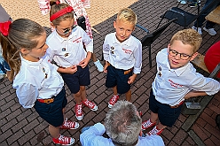 01 Sommerf Baerl 2024-08-31 06  31. August - Sommer, Sonnenschein, Sommerfest - Auf der linken Rheinseite starten wir auf dem Sommerfest der 1.KG Baerl. Zum nächsten Fest gehr zurück über den Rhein in den Süden Duisburgs, zur KG Sonniger Süden. Wir nehmen am Luftballonwettbewerb teil. Die KG Alle Mann an Bord feiert auch, dort lassen wir den Tag gemeinsam mit der „großen“ Crew ausklingen. : DVPJ, Holger II, Kinderprinz Phil II., Prinzessin, Mia I., Prinzessin Mia I., HDK, Duisburg, Karneval, Helau, Tollität, Event, Session 2024, Session 2025, Hauptausschuss, Gemeinschaft, Hauptausschuss Karneval Duisburg, Duisburg ist echt