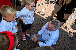 01 Sommerf Baerl 2024-08-31 07  31. August - Sommer, Sonnenschein, Sommerfest - Auf der linken Rheinseite starten wir auf dem Sommerfest der 1.KG Baerl. Zum nächsten Fest gehr zurück über den Rhein in den Süden Duisburgs, zur KG Sonniger Süden. Wir nehmen am Luftballonwettbewerb teil. Die KG Alle Mann an Bord feiert auch, dort lassen wir den Tag gemeinsam mit der „großen“ Crew ausklingen. : DVPJ, Holger II, Kinderprinz Phil II., Prinzessin, Mia I., Prinzessin Mia I., HDK, Duisburg, Karneval, Helau, Tollität, Event, Session 2024, Session 2025, Hauptausschuss, Gemeinschaft, Hauptausschuss Karneval Duisburg, Duisburg ist echt