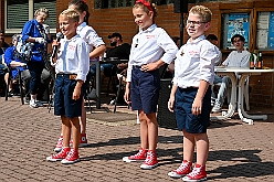 01 Sommerf Baerl 2024-08-31 11  31. August - Sommer, Sonnenschein, Sommerfest - Auf der linken Rheinseite starten wir auf dem Sommerfest der 1.KG Baerl. Zum nächsten Fest gehr zurück über den Rhein in den Süden Duisburgs, zur KG Sonniger Süden. Wir nehmen am Luftballonwettbewerb teil. Die KG Alle Mann an Bord feiert auch, dort lassen wir den Tag gemeinsam mit der „großen“ Crew ausklingen. : DVPJ, Holger II, Kinderprinz Phil II., Prinzessin, Mia I., Prinzessin Mia I., HDK, Duisburg, Karneval, Helau, Tollität, Event, Session 2024, Session 2025, Hauptausschuss, Gemeinschaft, Hauptausschuss Karneval Duisburg, Duisburg ist echt