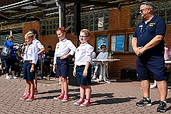 01 Sommerf Baerl 2024-08-31 13  31. August - Sommer, Sonnenschein, Sommerfest - Auf der linken Rheinseite starten wir auf dem Sommerfest der 1.KG Baerl. Zum nächsten Fest gehr zurück über den Rhein in den Süden Duisburgs, zur KG Sonniger Süden. Wir nehmen am Luftballonwettbewerb teil. Die KG Alle Mann an Bord feiert auch, dort lassen wir den Tag gemeinsam mit der „großen“ Crew ausklingen. : DVPJ, Holger II, Kinderprinz Phil II., Prinzessin, Mia I., Prinzessin Mia I., HDK, Duisburg, Karneval, Helau, Tollität, Event, Session 2024, Session 2025, Hauptausschuss, Gemeinschaft, Hauptausschuss Karneval Duisburg, Duisburg ist echt