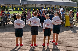 01 Sommerf Baerl 2024-08-31 14  31. August - Sommer, Sonnenschein, Sommerfest - Auf der linken Rheinseite starten wir auf dem Sommerfest der 1.KG Baerl. Zum nächsten Fest gehr zurück über den Rhein in den Süden Duisburgs, zur KG Sonniger Süden. Wir nehmen am Luftballonwettbewerb teil. Die KG Alle Mann an Bord feiert auch, dort lassen wir den Tag gemeinsam mit der „großen“ Crew ausklingen. : DVPJ, Holger II, Kinderprinz Phil II., Prinzessin, Mia I., Prinzessin Mia I., HDK, Duisburg, Karneval, Helau, Tollität, Event, Session 2024, Session 2025, Hauptausschuss, Gemeinschaft, Hauptausschuss Karneval Duisburg, Duisburg ist echt