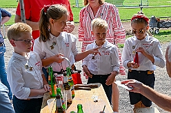 01 Sommerf Baerl 2024-08-31 18  31. August - Sommer, Sonnenschein, Sommerfest - Auf der linken Rheinseite starten wir auf dem Sommerfest der 1.KG Baerl. Zum nächsten Fest gehr zurück über den Rhein in den Süden Duisburgs, zur KG Sonniger Süden. Wir nehmen am Luftballonwettbewerb teil. Die KG Alle Mann an Bord feiert auch, dort lassen wir den Tag gemeinsam mit der „großen“ Crew ausklingen. : DVPJ, Holger II, Kinderprinz Phil II., Prinzessin, Mia I., Prinzessin Mia I., HDK, Duisburg, Karneval, Helau, Tollität, Event, Session 2024, Session 2025, Hauptausschuss, Gemeinschaft, Hauptausschuss Karneval Duisburg, Duisburg ist echt
