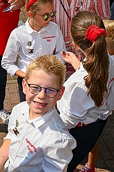 01 Sommerf Baerl 2024-08-31 19  31. August - Sommer, Sonnenschein, Sommerfest - Auf der linken Rheinseite starten wir auf dem Sommerfest der 1.KG Baerl. Zum nächsten Fest gehr zurück über den Rhein in den Süden Duisburgs, zur KG Sonniger Süden. Wir nehmen am Luftballonwettbewerb teil. Die KG Alle Mann an Bord feiert auch, dort lassen wir den Tag gemeinsam mit der „großen“ Crew ausklingen. : DVPJ, Holger II, Kinderprinz Phil II., Prinzessin, Mia I., Prinzessin Mia I., HDK, Duisburg, Karneval, Helau, Tollität, Event, Session 2024, Session 2025, Hauptausschuss, Gemeinschaft, Hauptausschuss Karneval Duisburg, Duisburg ist echt