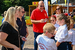 01 Sommerf Baerl 2024-08-31 20  31. August - Sommer, Sonnenschein, Sommerfest - Auf der linken Rheinseite starten wir auf dem Sommerfest der 1.KG Baerl. Zum nächsten Fest gehr zurück über den Rhein in den Süden Duisburgs, zur KG Sonniger Süden. Wir nehmen am Luftballonwettbewerb teil. Die KG Alle Mann an Bord feiert auch, dort lassen wir den Tag gemeinsam mit der „großen“ Crew ausklingen. : DVPJ, Holger II, Kinderprinz Phil II., Prinzessin, Mia I., Prinzessin Mia I., HDK, Duisburg, Karneval, Helau, Tollität, Event, Session 2024, Session 2025, Hauptausschuss, Gemeinschaft, Hauptausschuss Karneval Duisburg, Duisburg ist echt