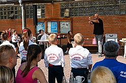 01 Sommerf Baerl 2024-08-31 21  31. August - Sommer, Sonnenschein, Sommerfest - Auf der linken Rheinseite starten wir auf dem Sommerfest der 1.KG Baerl. Zum nächsten Fest gehr zurück über den Rhein in den Süden Duisburgs, zur KG Sonniger Süden. Wir nehmen am Luftballonwettbewerb teil. Die KG Alle Mann an Bord feiert auch, dort lassen wir den Tag gemeinsam mit der „großen“ Crew ausklingen. : DVPJ, Holger II, Kinderprinz Phil II., Prinzessin, Mia I., Prinzessin Mia I., HDK, Duisburg, Karneval, Helau, Tollität, Event, Session 2024, Session 2025, Hauptausschuss, Gemeinschaft, Hauptausschuss Karneval Duisburg, Duisburg ist echt