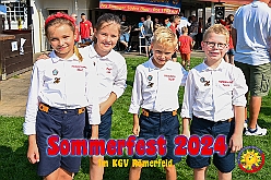 02 SommerfSonnSued 2024-08-31 01  31. August - Sommer, Sonnenschein, Sommerfest - Auf der linken Rheinseite starten wir auf dem Sommerfest der 1.KG Baerl. Zum nächsten Fest gehr zurück über den Rhein in den Süden Duisburgs, zur KG Sonniger Süden. Wir nehmen am Luftballonwettbewerb teil. Die KG Alle Mann an Bord feiert auch, dort lassen wir den Tag gemeinsam mit der „großen“ Crew ausklingen. : DVPJ, Holger II, Kinderprinz Phil II., Prinzessin, Mia I., Prinzessin Mia I., HDK, Duisburg, Karneval, Helau, Tollität, Event, Session 2024, Session 2025, Hauptausschuss, Gemeinschaft, Hauptausschuss Karneval Duisburg, Duisburg ist echt