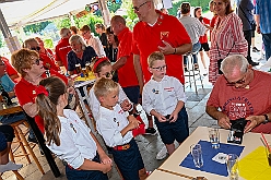 02 SommerfSonnSued 2024-08-31 02  31. August - Sommer, Sonnenschein, Sommerfest - Auf der linken Rheinseite starten wir auf dem Sommerfest der 1.KG Baerl. Zum nächsten Fest gehr zurück über den Rhein in den Süden Duisburgs, zur KG Sonniger Süden. Wir nehmen am Luftballonwettbewerb teil. Die KG Alle Mann an Bord feiert auch, dort lassen wir den Tag gemeinsam mit der „großen“ Crew ausklingen. : DVPJ, Holger II, Kinderprinz Phil II., Prinzessin, Mia I., Prinzessin Mia I., HDK, Duisburg, Karneval, Helau, Tollität, Event, Session 2024, Session 2025, Hauptausschuss, Gemeinschaft, Hauptausschuss Karneval Duisburg, Duisburg ist echt