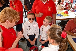 02 SommerfSonnSued 2024-08-31 03  31. August - Sommer, Sonnenschein, Sommerfest - Auf der linken Rheinseite starten wir auf dem Sommerfest der 1.KG Baerl. Zum nächsten Fest gehr zurück über den Rhein in den Süden Duisburgs, zur KG Sonniger Süden. Wir nehmen am Luftballonwettbewerb teil. Die KG Alle Mann an Bord feiert auch, dort lassen wir den Tag gemeinsam mit der „großen“ Crew ausklingen. : DVPJ, Holger II, Kinderprinz Phil II., Prinzessin, Mia I., Prinzessin Mia I., HDK, Duisburg, Karneval, Helau, Tollität, Event, Session 2024, Session 2025, Hauptausschuss, Gemeinschaft, Hauptausschuss Karneval Duisburg, Duisburg ist echt
