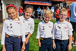 02 SommerfSonnSued 2024-08-31 04  31. August - Sommer, Sonnenschein, Sommerfest - Auf der linken Rheinseite starten wir auf dem Sommerfest der 1.KG Baerl. Zum nächsten Fest gehr zurück über den Rhein in den Süden Duisburgs, zur KG Sonniger Süden. Wir nehmen am Luftballonwettbewerb teil. Die KG Alle Mann an Bord feiert auch, dort lassen wir den Tag gemeinsam mit der „großen“ Crew ausklingen. : DVPJ, Holger II, Kinderprinz Phil II., Prinzessin, Mia I., Prinzessin Mia I., HDK, Duisburg, Karneval, Helau, Tollität, Event, Session 2024, Session 2025, Hauptausschuss, Gemeinschaft, Hauptausschuss Karneval Duisburg, Duisburg ist echt