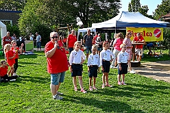 02 SommerfSonnSued 2024-08-31 05  31. August - Sommer, Sonnenschein, Sommerfest - Auf der linken Rheinseite starten wir auf dem Sommerfest der 1.KG Baerl. Zum nächsten Fest gehr zurück über den Rhein in den Süden Duisburgs, zur KG Sonniger Süden. Wir nehmen am Luftballonwettbewerb teil. Die KG Alle Mann an Bord feiert auch, dort lassen wir den Tag gemeinsam mit der „großen“ Crew ausklingen. : DVPJ, Holger II, Kinderprinz Phil II., Prinzessin, Mia I., Prinzessin Mia I., HDK, Duisburg, Karneval, Helau, Tollität, Event, Session 2024, Session 2025, Hauptausschuss, Gemeinschaft, Hauptausschuss Karneval Duisburg, Duisburg ist echt