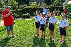 02 SommerfSonnSued 2024-08-31 06  31. August - Sommer, Sonnenschein, Sommerfest - Auf der linken Rheinseite starten wir auf dem Sommerfest der 1.KG Baerl. Zum nächsten Fest gehr zurück über den Rhein in den Süden Duisburgs, zur KG Sonniger Süden. Wir nehmen am Luftballonwettbewerb teil. Die KG Alle Mann an Bord feiert auch, dort lassen wir den Tag gemeinsam mit der „großen“ Crew ausklingen. : DVPJ, Holger II, Kinderprinz Phil II., Prinzessin, Mia I., Prinzessin Mia I., HDK, Duisburg, Karneval, Helau, Tollität, Event, Session 2024, Session 2025, Hauptausschuss, Gemeinschaft, Hauptausschuss Karneval Duisburg, Duisburg ist echt