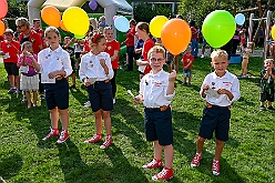 02 SommerfSonnSued 2024-08-31 12  31. August - Sommer, Sonnenschein, Sommerfest - Auf der linken Rheinseite starten wir auf dem Sommerfest der 1.KG Baerl. Zum nächsten Fest gehr zurück über den Rhein in den Süden Duisburgs, zur KG Sonniger Süden. Wir nehmen am Luftballonwettbewerb teil. Die KG Alle Mann an Bord feiert auch, dort lassen wir den Tag gemeinsam mit der „großen“ Crew ausklingen. : DVPJ, Holger II, Kinderprinz Phil II., Prinzessin, Mia I., Prinzessin Mia I., HDK, Duisburg, Karneval, Helau, Tollität, Event, Session 2024, Session 2025, Hauptausschuss, Gemeinschaft, Hauptausschuss Karneval Duisburg, Duisburg ist echt