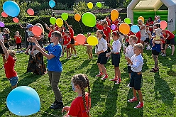 02 SommerfSonnSued 2024-08-31 13  31. August - Sommer, Sonnenschein, Sommerfest - Auf der linken Rheinseite starten wir auf dem Sommerfest der 1.KG Baerl. Zum nächsten Fest gehr zurück über den Rhein in den Süden Duisburgs, zur KG Sonniger Süden. Wir nehmen am Luftballonwettbewerb teil. Die KG Alle Mann an Bord feiert auch, dort lassen wir den Tag gemeinsam mit der „großen“ Crew ausklingen. : DVPJ, Holger II, Kinderprinz Phil II., Prinzessin, Mia I., Prinzessin Mia I., HDK, Duisburg, Karneval, Helau, Tollität, Event, Session 2024, Session 2025, Hauptausschuss, Gemeinschaft, Hauptausschuss Karneval Duisburg, Duisburg ist echt