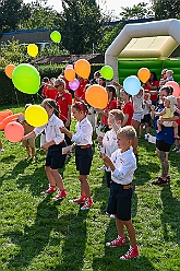 02 SommerfSonnSued 2024-08-31 14  31. August - Sommer, Sonnenschein, Sommerfest - Auf der linken Rheinseite starten wir auf dem Sommerfest der 1.KG Baerl. Zum nächsten Fest gehr zurück über den Rhein in den Süden Duisburgs, zur KG Sonniger Süden. Wir nehmen am Luftballonwettbewerb teil. Die KG Alle Mann an Bord feiert auch, dort lassen wir den Tag gemeinsam mit der „großen“ Crew ausklingen. : DVPJ, Holger II, Kinderprinz Phil II., Prinzessin, Mia I., Prinzessin Mia I., HDK, Duisburg, Karneval, Helau, Tollität, Event, Session 2024, Session 2025, Hauptausschuss, Gemeinschaft, Hauptausschuss Karneval Duisburg, Duisburg ist echt