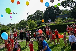 02 SommerfSonnSued 2024-08-31 16  31. August - Sommer, Sonnenschein, Sommerfest - Auf der linken Rheinseite starten wir auf dem Sommerfest der 1.KG Baerl. Zum nächsten Fest gehr zurück über den Rhein in den Süden Duisburgs, zur KG Sonniger Süden. Wir nehmen am Luftballonwettbewerb teil. Die KG Alle Mann an Bord feiert auch, dort lassen wir den Tag gemeinsam mit der „großen“ Crew ausklingen. : DVPJ, Holger II, Kinderprinz Phil II., Prinzessin, Mia I., Prinzessin Mia I., HDK, Duisburg, Karneval, Helau, Tollität, Event, Session 2024, Session 2025, Hauptausschuss, Gemeinschaft, Hauptausschuss Karneval Duisburg, Duisburg ist echt
