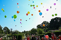 02 SommerfSonnSued 2024-08-31 17  31. August - Sommer, Sonnenschein, Sommerfest - Auf der linken Rheinseite starten wir auf dem Sommerfest der 1.KG Baerl. Zum nächsten Fest gehr zurück über den Rhein in den Süden Duisburgs, zur KG Sonniger Süden. Wir nehmen am Luftballonwettbewerb teil. Die KG Alle Mann an Bord feiert auch, dort lassen wir den Tag gemeinsam mit der „großen“ Crew ausklingen. : DVPJ, Holger II, Kinderprinz Phil II., Prinzessin, Mia I., Prinzessin Mia I., HDK, Duisburg, Karneval, Helau, Tollität, Event, Session 2024, Session 2025, Hauptausschuss, Gemeinschaft, Hauptausschuss Karneval Duisburg, Duisburg ist echt