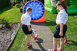02 SommerfSonnSued 2024-08-31 19  31. August - Sommer, Sonnenschein, Sommerfest - Auf der linken Rheinseite starten wir auf dem Sommerfest der 1.KG Baerl. Zum nächsten Fest gehr zurück über den Rhein in den Süden Duisburgs, zur KG Sonniger Süden. Wir nehmen am Luftballonwettbewerb teil. Die KG Alle Mann an Bord feiert auch, dort lassen wir den Tag gemeinsam mit der „großen“ Crew ausklingen. : DVPJ, Holger II, Kinderprinz Phil II., Prinzessin, Mia I., Prinzessin Mia I., HDK, Duisburg, Karneval, Helau, Tollität, Event, Session 2024, Session 2025, Hauptausschuss, Gemeinschaft, Hauptausschuss Karneval Duisburg, Duisburg ist echt