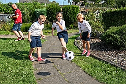 02 SommerfSonnSued 2024-08-31 21  31. August - Sommer, Sonnenschein, Sommerfest - Auf der linken Rheinseite starten wir auf dem Sommerfest der 1.KG Baerl. Zum nächsten Fest gehr zurück über den Rhein in den Süden Duisburgs, zur KG Sonniger Süden. Wir nehmen am Luftballonwettbewerb teil. Die KG Alle Mann an Bord feiert auch, dort lassen wir den Tag gemeinsam mit der „großen“ Crew ausklingen. : DVPJ, Holger II, Kinderprinz Phil II., Prinzessin, Mia I., Prinzessin Mia I., HDK, Duisburg, Karneval, Helau, Tollität, Event, Session 2024, Session 2025, Hauptausschuss, Gemeinschaft, Hauptausschuss Karneval Duisburg, Duisburg ist echt