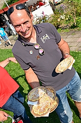 02 SommerfSonnSued 2024-08-31 22  31. August - Sommer, Sonnenschein, Sommerfest - Auf der linken Rheinseite starten wir auf dem Sommerfest der 1.KG Baerl. Zum nächsten Fest gehr zurück über den Rhein in den Süden Duisburgs, zur KG Sonniger Süden. Wir nehmen am Luftballonwettbewerb teil. Die KG Alle Mann an Bord feiert auch, dort lassen wir den Tag gemeinsam mit der „großen“ Crew ausklingen. : DVPJ, Holger II, Kinderprinz Phil II., Prinzessin, Mia I., Prinzessin Mia I., HDK, Duisburg, Karneval, Helau, Tollität, Event, Session 2024, Session 2025, Hauptausschuss, Gemeinschaft, Hauptausschuss Karneval Duisburg, Duisburg ist echt