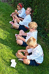 02 SommerfSonnSued 2024-08-31 23  31. August - Sommer, Sonnenschein, Sommerfest - Auf der linken Rheinseite starten wir auf dem Sommerfest der 1.KG Baerl. Zum nächsten Fest gehr zurück über den Rhein in den Süden Duisburgs, zur KG Sonniger Süden. Wir nehmen am Luftballonwettbewerb teil. Die KG Alle Mann an Bord feiert auch, dort lassen wir den Tag gemeinsam mit der „großen“ Crew ausklingen. : DVPJ, Holger II, Kinderprinz Phil II., Prinzessin, Mia I., Prinzessin Mia I., HDK, Duisburg, Karneval, Helau, Tollität, Event, Session 2024, Session 2025, Hauptausschuss, Gemeinschaft, Hauptausschuss Karneval Duisburg, Duisburg ist echt