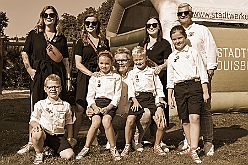 02 SommerfSonnSued 2024-08-31 24  31. August - Sommer, Sonnenschein, Sommerfest - Auf der linken Rheinseite starten wir auf dem Sommerfest der 1.KG Baerl. Zum nächsten Fest gehr zurück über den Rhein in den Süden Duisburgs, zur KG Sonniger Süden. Wir nehmen am Luftballonwettbewerb teil. Die KG Alle Mann an Bord feiert auch, dort lassen wir den Tag gemeinsam mit der „großen“ Crew ausklingen. : DVPJ, Holger II, Kinderprinz Phil II., Prinzessin, Mia I., Prinzessin Mia I., HDK, Duisburg, Karneval, Helau, Tollität, Event, Session 2024, Session 2025, Hauptausschuss, Gemeinschaft, Hauptausschuss Karneval Duisburg, Duisburg ist echt