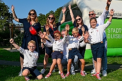 02 SommerfSonnSued 2024-08-31 25  31. August - Sommer, Sonnenschein, Sommerfest - Auf der linken Rheinseite starten wir auf dem Sommerfest der 1.KG Baerl. Zum nächsten Fest gehr zurück über den Rhein in den Süden Duisburgs, zur KG Sonniger Süden. Wir nehmen am Luftballonwettbewerb teil. Die KG Alle Mann an Bord feiert auch, dort lassen wir den Tag gemeinsam mit der „großen“ Crew ausklingen. : DVPJ, Holger II, Kinderprinz Phil II., Prinzessin, Mia I., Prinzessin Mia I., HDK, Duisburg, Karneval, Helau, Tollität, Event, Session 2024, Session 2025, Hauptausschuss, Gemeinschaft, Hauptausschuss Karneval Duisburg, Duisburg ist echt