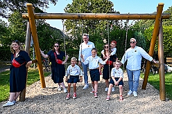 02 SommerfSonnSued 2024-08-31 26  31. August - Sommer, Sonnenschein, Sommerfest - Auf der linken Rheinseite starten wir auf dem Sommerfest der 1.KG Baerl. Zum nächsten Fest gehr zurück über den Rhein in den Süden Duisburgs, zur KG Sonniger Süden. Wir nehmen am Luftballonwettbewerb teil. Die KG Alle Mann an Bord feiert auch, dort lassen wir den Tag gemeinsam mit der „großen“ Crew ausklingen. : DVPJ, Holger II, Kinderprinz Phil II., Prinzessin, Mia I., Prinzessin Mia I., HDK, Duisburg, Karneval, Helau, Tollität, Event, Session 2024, Session 2025, Hauptausschuss, Gemeinschaft, Hauptausschuss Karneval Duisburg, Duisburg ist echt