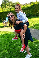 02 SommerfSonnSued 2024-08-31 27  31. August - Sommer, Sonnenschein, Sommerfest - Auf der linken Rheinseite starten wir auf dem Sommerfest der 1.KG Baerl. Zum nächsten Fest gehr zurück über den Rhein in den Süden Duisburgs, zur KG Sonniger Süden. Wir nehmen am Luftballonwettbewerb teil. Die KG Alle Mann an Bord feiert auch, dort lassen wir den Tag gemeinsam mit der „großen“ Crew ausklingen. : DVPJ, Holger II, Kinderprinz Phil II., Prinzessin, Mia I., Prinzessin Mia I., HDK, Duisburg, Karneval, Helau, Tollität, Event, Session 2024, Session 2025, Hauptausschuss, Gemeinschaft, Hauptausschuss Karneval Duisburg, Duisburg ist echt