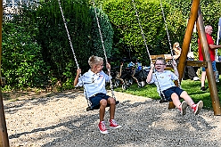 02 SommerfSonnSued 2024-08-31 28  31. August - Sommer, Sonnenschein, Sommerfest - Auf der linken Rheinseite starten wir auf dem Sommerfest der 1.KG Baerl. Zum nächsten Fest gehr zurück über den Rhein in den Süden Duisburgs, zur KG Sonniger Süden. Wir nehmen am Luftballonwettbewerb teil. Die KG Alle Mann an Bord feiert auch, dort lassen wir den Tag gemeinsam mit der „großen“ Crew ausklingen. : DVPJ, Holger II, Kinderprinz Phil II., Prinzessin, Mia I., Prinzessin Mia I., HDK, Duisburg, Karneval, Helau, Tollität, Event, Session 2024, Session 2025, Hauptausschuss, Gemeinschaft, Hauptausschuss Karneval Duisburg, Duisburg ist echt