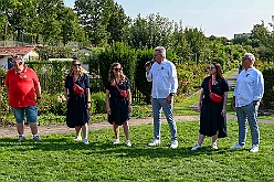 02 SommerfSonnSued 2024-08-31 29  31. August - Sommer, Sonnenschein, Sommerfest - Auf der linken Rheinseite starten wir auf dem Sommerfest der 1.KG Baerl. Zum nächsten Fest gehr zurück über den Rhein in den Süden Duisburgs, zur KG Sonniger Süden. Wir nehmen am Luftballonwettbewerb teil. Die KG Alle Mann an Bord feiert auch, dort lassen wir den Tag gemeinsam mit der „großen“ Crew ausklingen. : DVPJ, Holger II, Kinderprinz Phil II., Prinzessin, Mia I., Prinzessin Mia I., HDK, Duisburg, Karneval, Helau, Tollität, Event, Session 2024, Session 2025, Hauptausschuss, Gemeinschaft, Hauptausschuss Karneval Duisburg, Duisburg ist echt