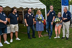 03 SommerfAMaB 2024-08-31 02  31. August - Sommer, Sonnenschein, Sommerfest - Auf der linken Rheinseite starten wir auf dem Sommerfest der 1.KG Baerl. Zum nächsten Fest gehr zurück über den Rhein in den Süden Duisburgs, zur KG Sonniger Süden. Wir nehmen am Luftballonwettbewerb teil. Die KG Alle Mann an Bord feiert auch, dort lassen wir den Tag gemeinsam mit der „großen“ Crew ausklingen. : DVPJ, Holger II, Kinderprinz Phil II., Prinzessin, Mia I., Prinzessin Mia I., HDK, Duisburg, Karneval, Helau, Tollität, Event, Session 2024, Session 2025, Hauptausschuss, Gemeinschaft, Hauptausschuss Karneval Duisburg, Duisburg ist echt