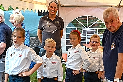 03 SommerfAMaB 2024-08-31 03  31. August - Sommer, Sonnenschein, Sommerfest - Auf der linken Rheinseite starten wir auf dem Sommerfest der 1.KG Baerl. Zum nächsten Fest gehr zurück über den Rhein in den Süden Duisburgs, zur KG Sonniger Süden. Wir nehmen am Luftballonwettbewerb teil. Die KG Alle Mann an Bord feiert auch, dort lassen wir den Tag gemeinsam mit der „großen“ Crew ausklingen. : DVPJ, Holger II, Kinderprinz Phil II., Prinzessin, Mia I., Prinzessin Mia I., HDK, Duisburg, Karneval, Helau, Tollität, Event, Session 2024, Session 2025, Hauptausschuss, Gemeinschaft, Hauptausschuss Karneval Duisburg, Duisburg ist echt
