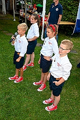 03 SommerfAMaB 2024-08-31 05  31. August - Sommer, Sonnenschein, Sommerfest - Auf der linken Rheinseite starten wir auf dem Sommerfest der 1.KG Baerl. Zum nächsten Fest gehr zurück über den Rhein in den Süden Duisburgs, zur KG Sonniger Süden. Wir nehmen am Luftballonwettbewerb teil. Die KG Alle Mann an Bord feiert auch, dort lassen wir den Tag gemeinsam mit der „großen“ Crew ausklingen. : DVPJ, Holger II, Kinderprinz Phil II., Prinzessin, Mia I., Prinzessin Mia I., HDK, Duisburg, Karneval, Helau, Tollität, Event, Session 2024, Session 2025, Hauptausschuss, Gemeinschaft, Hauptausschuss Karneval Duisburg, Duisburg ist echt