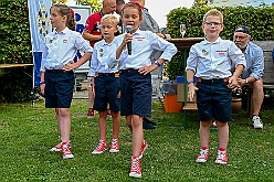 03 SommerfAMaB 2024-08-31 06  31. August - Sommer, Sonnenschein, Sommerfest - Auf der linken Rheinseite starten wir auf dem Sommerfest der 1.KG Baerl. Zum nächsten Fest gehr zurück über den Rhein in den Süden Duisburgs, zur KG Sonniger Süden. Wir nehmen am Luftballonwettbewerb teil. Die KG Alle Mann an Bord feiert auch, dort lassen wir den Tag gemeinsam mit der „großen“ Crew ausklingen. : DVPJ, Holger II, Kinderprinz Phil II., Prinzessin, Mia I., Prinzessin Mia I., HDK, Duisburg, Karneval, Helau, Tollität, Event, Session 2024, Session 2025, Hauptausschuss, Gemeinschaft, Hauptausschuss Karneval Duisburg, Duisburg ist echt