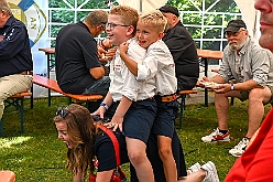 03 SommerfAMaB 2024-08-31 09  31. August - Sommer, Sonnenschein, Sommerfest - Auf der linken Rheinseite starten wir auf dem Sommerfest der 1.KG Baerl. Zum nächsten Fest gehr zurück über den Rhein in den Süden Duisburgs, zur KG Sonniger Süden. Wir nehmen am Luftballonwettbewerb teil. Die KG Alle Mann an Bord feiert auch, dort lassen wir den Tag gemeinsam mit der „großen“ Crew ausklingen. : DVPJ, Holger II, Kinderprinz Phil II., Prinzessin, Mia I., Prinzessin Mia I., HDK, Duisburg, Karneval, Helau, Tollität, Event, Session 2024, Session 2025, Hauptausschuss, Gemeinschaft, Hauptausschuss Karneval Duisburg, Duisburg ist echt