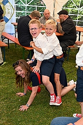 03 SommerfAMaB 2024-08-31 10  31. August - Sommer, Sonnenschein, Sommerfest - Auf der linken Rheinseite starten wir auf dem Sommerfest der 1.KG Baerl. Zum nächsten Fest gehr zurück über den Rhein in den Süden Duisburgs, zur KG Sonniger Süden. Wir nehmen am Luftballonwettbewerb teil. Die KG Alle Mann an Bord feiert auch, dort lassen wir den Tag gemeinsam mit der „großen“ Crew ausklingen. : DVPJ, Holger II, Kinderprinz Phil II., Prinzessin, Mia I., Prinzessin Mia I., HDK, Duisburg, Karneval, Helau, Tollität, Event, Session 2024, Session 2025, Hauptausschuss, Gemeinschaft, Hauptausschuss Karneval Duisburg, Duisburg ist echt