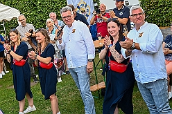 03 SommerfAMaB 2024-08-31 11  31. August - Sommer, Sonnenschein, Sommerfest - Auf der linken Rheinseite starten wir auf dem Sommerfest der 1.KG Baerl. Zum nächsten Fest gehr zurück über den Rhein in den Süden Duisburgs, zur KG Sonniger Süden. Wir nehmen am Luftballonwettbewerb teil. Die KG Alle Mann an Bord feiert auch, dort lassen wir den Tag gemeinsam mit der „großen“ Crew ausklingen. : DVPJ, Holger II, Kinderprinz Phil II., Prinzessin, Mia I., Prinzessin Mia I., HDK, Duisburg, Karneval, Helau, Tollität, Event, Session 2024, Session 2025, Hauptausschuss, Gemeinschaft, Hauptausschuss Karneval Duisburg, Duisburg ist echt