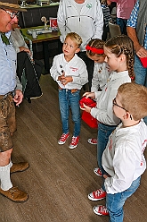 Koenigreich Duissern 2024-10-06 20  Mal Bayrisch - Auf geht´s morgens um 11 Uhr in die Tennis Gaststätte des DSC Preussen aus der Futterstraße. Der hat die KG Königreich Duissern zum Wies`n Frühschoppen geladen. Ein Heimspiel für Phil und Yanick. : DVPJ, Holger II, Kinderprinz Phil II., Prinzessin, Mia I., Prinzessin Mia I., HDK, Duisburg, Karneval, Helau, Tollität, Event, Session 2024, Session 2025, Hauptausschuss, Gemeinschaft, Hauptausschuss Karneval Duisburg, Duisburg ist echt