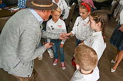 Koenigreich Duissern 2024-10-06 21  Mal Bayrisch - Auf geht´s morgens um 11 Uhr in die Tennis Gaststätte des DSC Preussen aus der Futterstraße. Der hat die KG Königreich Duissern zum Wies`n Frühschoppen geladen. Ein Heimspiel für Phil und Yanick. : DVPJ, Holger II, Kinderprinz Phil II., Prinzessin, Mia I., Prinzessin Mia I., HDK, Duisburg, Karneval, Helau, Tollität, Event, Session 2024, Session 2025, Hauptausschuss, Gemeinschaft, Hauptausschuss Karneval Duisburg, Duisburg ist echt