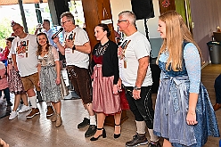 Koenigreich Duissern 2024-10-06 33  Mal Bayrisch - Auf geht´s morgens um 11 Uhr in die Tennis Gaststätte des DSC Preussen aus der Futterstraße. Der hat die KG Königreich Duissern zum Wies`n Frühschoppen geladen. Ein Heimspiel für Phil und Yanick. : DVPJ, Holger II, Kinderprinz Phil II., Prinzessin, Mia I., Prinzessin Mia I., HDK, Duisburg, Karneval, Helau, Tollität, Event, Session 2024, Session 2025, Hauptausschuss, Gemeinschaft, Hauptausschuss Karneval Duisburg, Duisburg ist echt