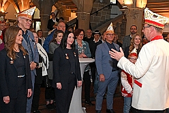 Rathausempfang 2024-11-08 07  Empfang im Rathaus der Stadt Duisburg - OB Sören Link empfing se. Tollität (spe.) Kinderprinz Phill II,, Prinzessin Mia I. und ihre Crew im Rathaus. Inklusive des Eintrags ins goldene Buch der Stadt Duisburg. Auch der des. Stadtprinz Holger II. stellte sich mit seiner Crew beim OB vor. : DVPJ, Holger II, Kinderprinz Phil II., Prinzessin, Mia I., Prinzessin Mia I., HDK, Duisburg, Karneval, Helau, Tollität, Event, Session 2024, Session 2025, Hauptausschuss, Gemeinschaft, Hauptausschuss Karneval Duisburg, Duisburg ist echt