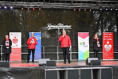 01 Auftakt HDK 2024-11-16 05  Mal draußen, mal drinnen. - Samstagmorgen 16. November Sessionsauftakt vom Hauptausschuss.  Traditionell marschierten die HDK-Gesellschaften über die Königstraße zum Burgplatz. Auf der Bühne vor dem Rathaus weckten die Narren den Hoppeditz und leiten mit eine abwechslungsreichen Programm die 5. Jahreszeit ein. Abends dann noch zur KG Alle Mann an Bord. Auftaktzitzung in der Aula vom R.-u.-M.-Mannesmann-Gymnasium. : DVPJ, Holger II, Kinderprinz Phil II., Prinzessin, Mia I., Prinzessin Mia I., HDK, Duisburg, Karneval, Helau, Tollität, Event, Session 2024, Session 2025, Hauptausschuss, Gemeinschaft, Hauptausschuss Karneval Duisburg, Duisburg ist echt