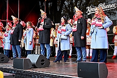 01 Auftakt HDK 2024-11-16 40  Mal draußen, mal drinnen. - Samstagmorgen 16. November Sessionsauftakt vom Hauptausschuss.  Traditionell marschierten die HDK-Gesellschaften über die Königstraße zum Burgplatz. Auf der Bühne vor dem Rathaus weckten die Narren den Hoppeditz und leiten mit eine abwechslungsreichen Programm die 5. Jahreszeit ein. Abends dann noch zur KG Alle Mann an Bord. Auftaktzitzung in der Aula vom R.-u.-M.-Mannesmann-Gymnasium. : DVPJ, Holger II, Kinderprinz Phil II., Prinzessin, Mia I., Prinzessin Mia I., HDK, Duisburg, Karneval, Helau, Tollität, Event, Session 2024, Session 2025, Hauptausschuss, Gemeinschaft, Hauptausschuss Karneval Duisburg, Duisburg ist echt