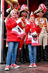 01 Auftakt HDK 2024-11-16 42  Mal draußen, mal drinnen. - Samstagmorgen 16. November Sessionsauftakt vom Hauptausschuss.  Traditionell marschierten die HDK-Gesellschaften über die Königstraße zum Burgplatz. Auf der Bühne vor dem Rathaus weckten die Narren den Hoppeditz und leiten mit eine abwechslungsreichen Programm die 5. Jahreszeit ein. Abends dann noch zur KG Alle Mann an Bord. Auftaktzitzung in der Aula vom R.-u.-M.-Mannesmann-Gymnasium. : DVPJ, Holger II, Kinderprinz Phil II., Prinzessin, Mia I., Prinzessin Mia I., HDK, Duisburg, Karneval, Helau, Tollität, Event, Session 2024, Session 2025, Hauptausschuss, Gemeinschaft, Hauptausschuss Karneval Duisburg, Duisburg ist echt