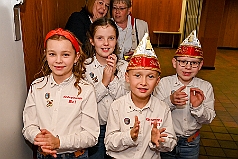 02 Auftaktsitz AMaB 2024-11-16 01  Mal draußen, mal drinnen. - Samstagmorgen 16. November Sessionsauftakt vom Hauptausschuss.  Traditionell marschierten die HDK-Gesellschaften über die Königstraße zum Burgplatz. Auf der Bühne vor dem Rathaus weckten die Narren den Hoppeditz und leiten mit eine abwechslungsreichen Programm die 5. Jahreszeit ein. Abends dann noch zur KG Alle Mann an Bord. Auftaktzitzung in der Aula vom R.-u.-M.-Mannesmann-Gymnasium. : DVPJ, Holger II, Kinderprinz Phil II., Prinzessin, Mia I., Prinzessin Mia I., HDK, Duisburg, Karneval, Helau, Tollität, Event, Session 2024, Session 2025, Hauptausschuss, Gemeinschaft, Hauptausschuss Karneval Duisburg, Duisburg ist echt